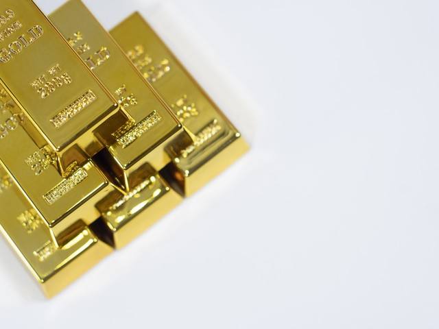 如何看待现货黄金大涨而纸黄金跌的现象？这种现象对市场有何启示？